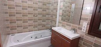 Habitat Zona Media Hotell